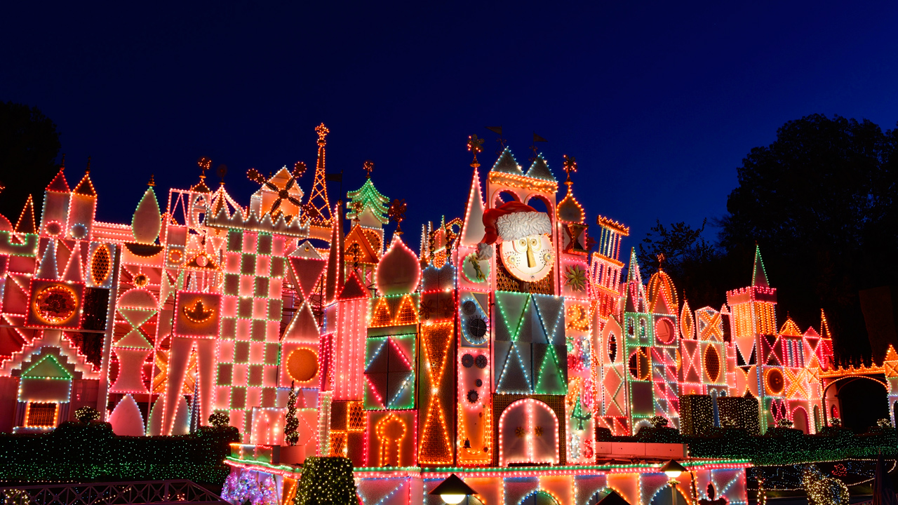 It S A Small World Holiday Transforms Into A Winter Wonderland For The Holidays Mickeyblog Com
