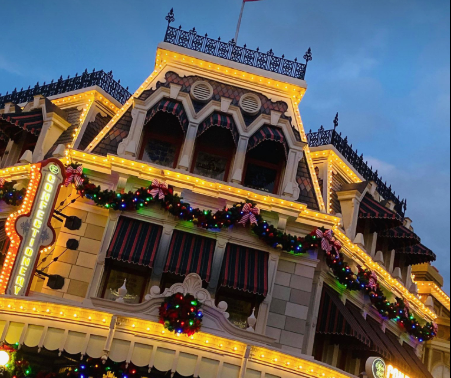 VIDEO: Watch As Disney World Gets Ready For The Holidays - MickeyBlog.com