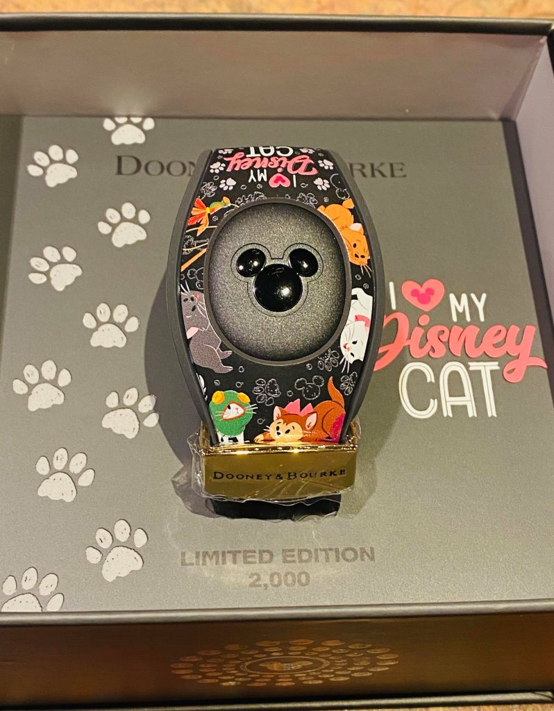 Details about   NEW Disney Parks Dooney & Bourke 2020 I Heart My Disney Cat LE 2000 MagicBand