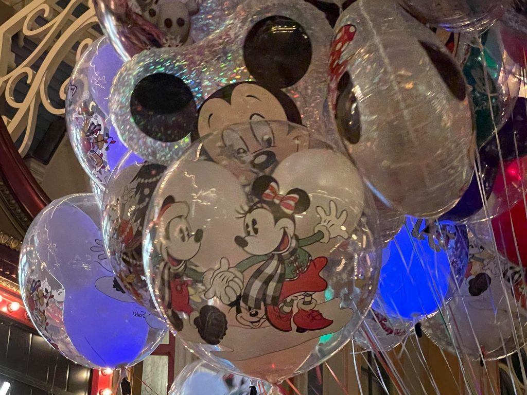 Holiday Balloons Return to Walt Disney World