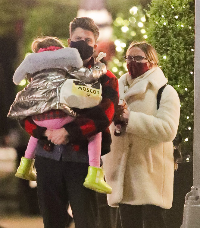 Colin Jost carries Scarlett Johansson daughter