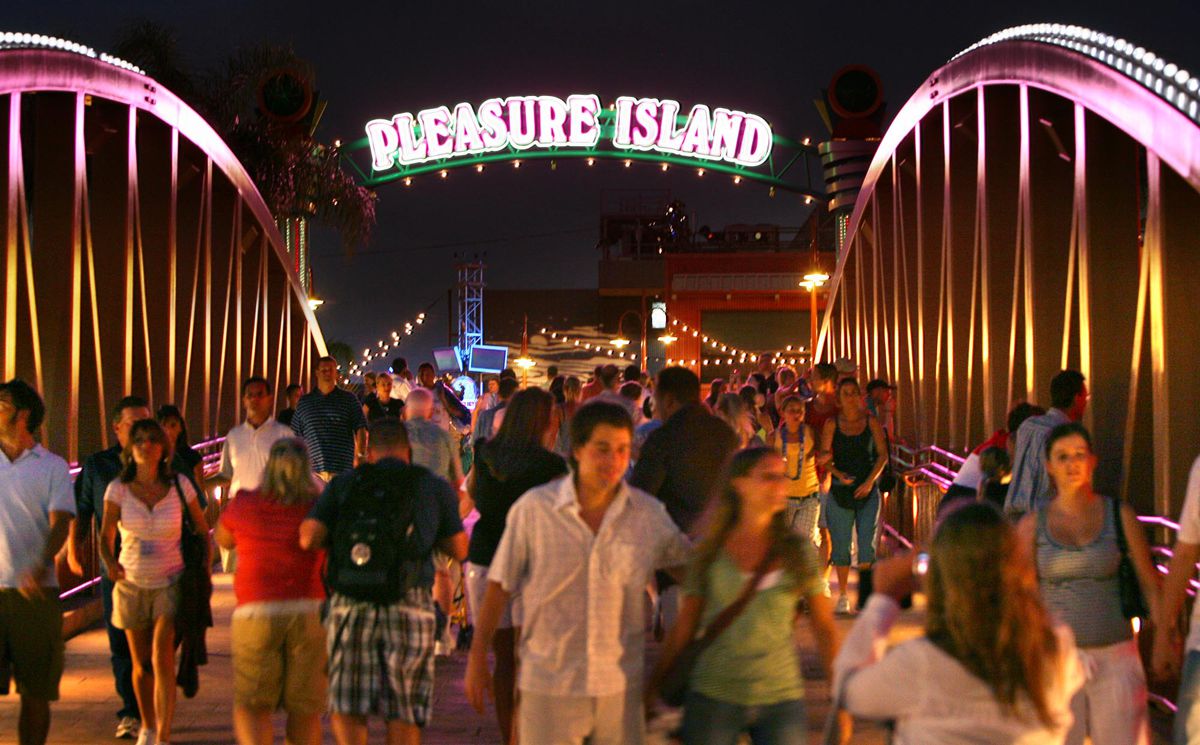 Island of plasure. Pleasure Island Orlando 2016. Pleasure Island. Pleasure Island 2002.