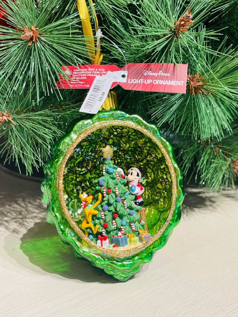 PLUTO Disney Collectible Ornament 2020 CHRISTMAS ORNAMENT W/ WREATH new 