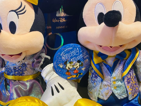 Mickey and Minnie's with Free Pins! - MickeyBlog.com