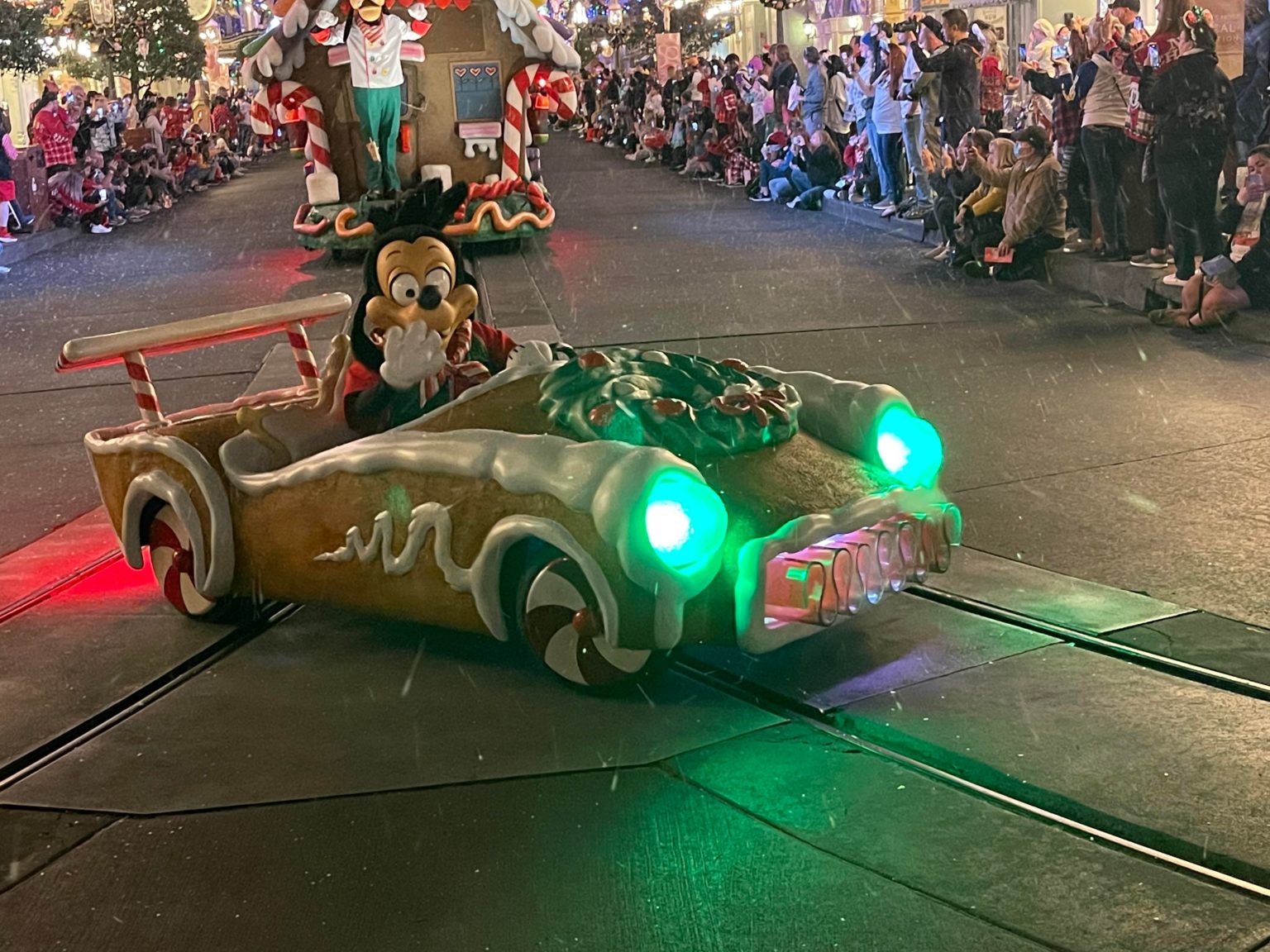 Christmas Parade Returns to Walt Disney World After Hours