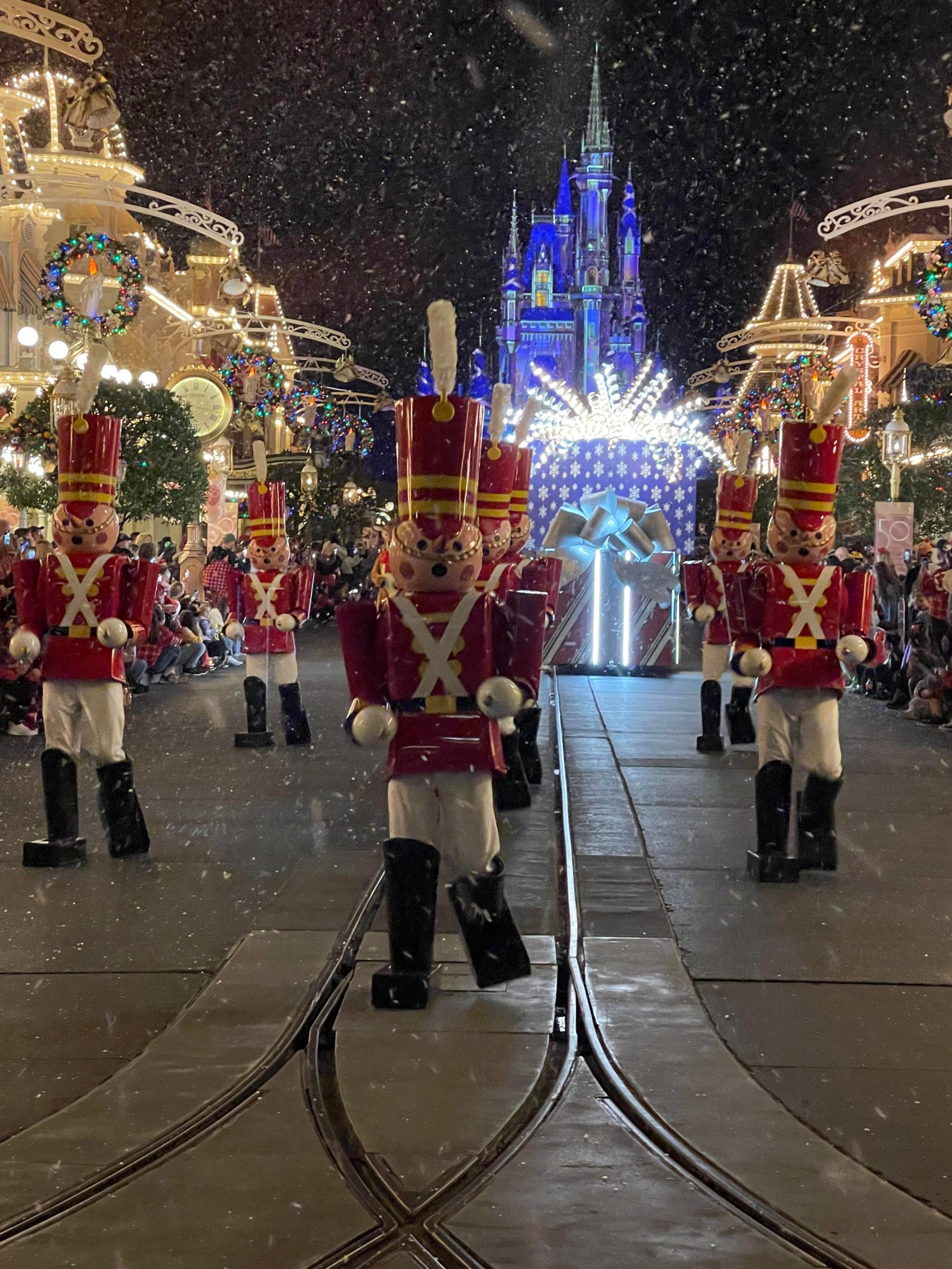 Christmas Parade Returns to Walt Disney World After Hours