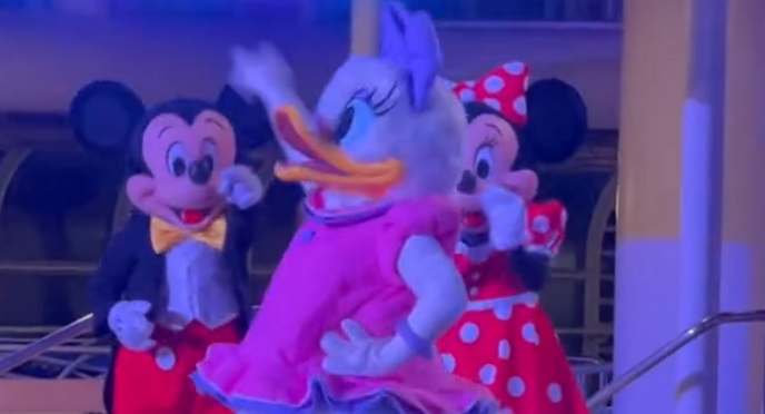 Daisy Duck twerks to Beyoncé on Disney cruise