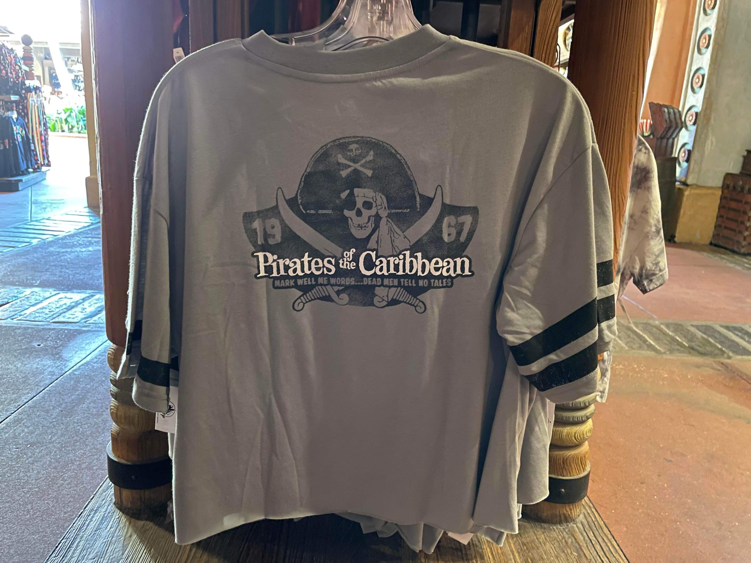 Vintage Pirates Of The Caribbean Walt Disney World Black Skull T Shirt Size  XL