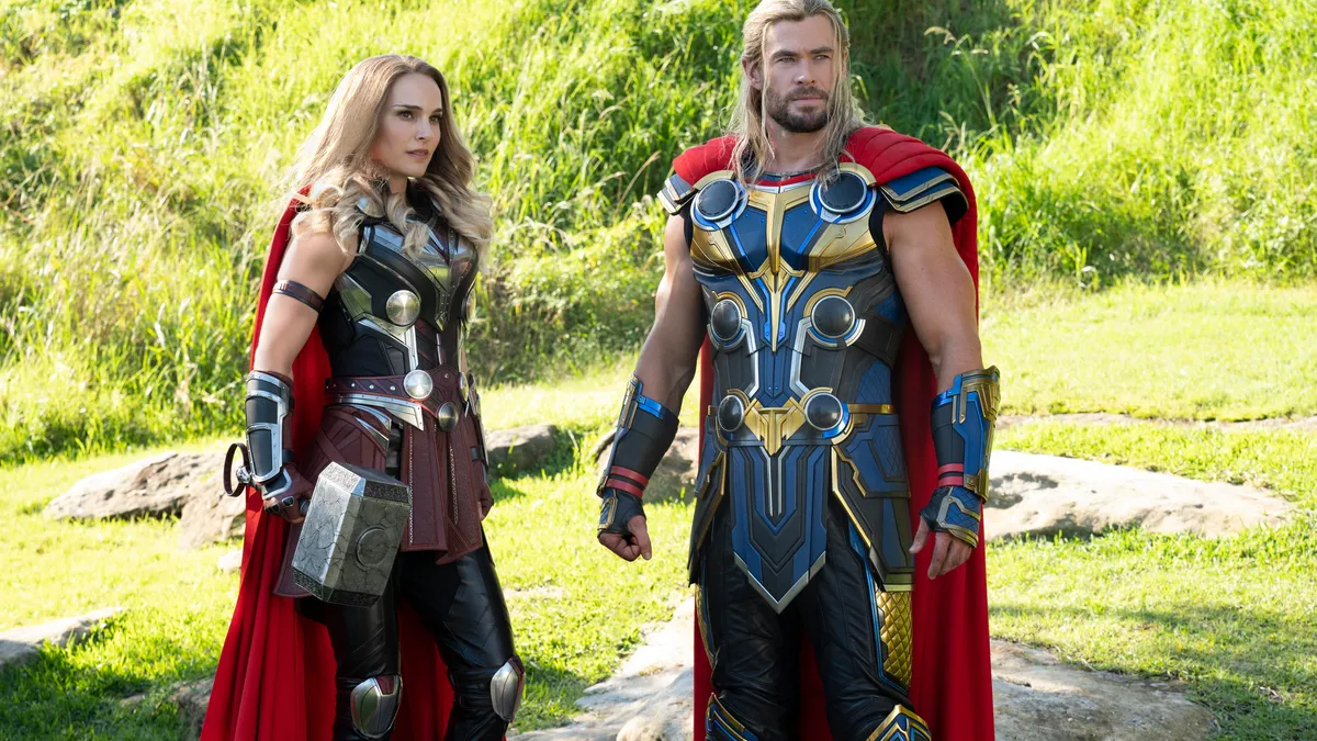 Chris Hemsworth (Thor) & Natalie Portman (Jane Foster)