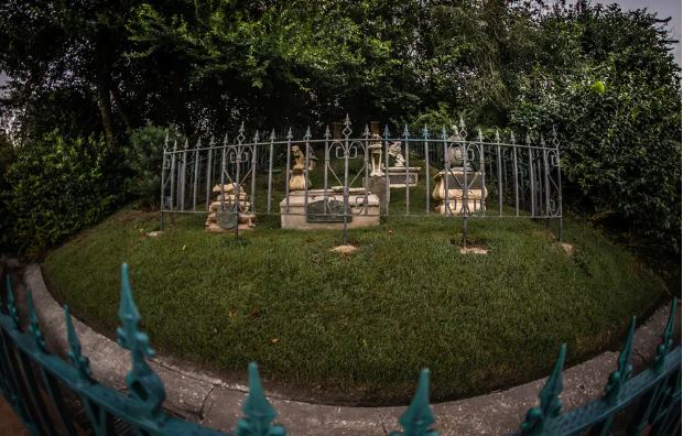 Haunted Mansion Pet Cemetery 