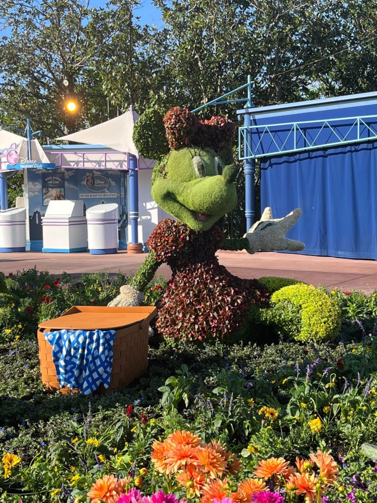 Topiary Minnie Mouse