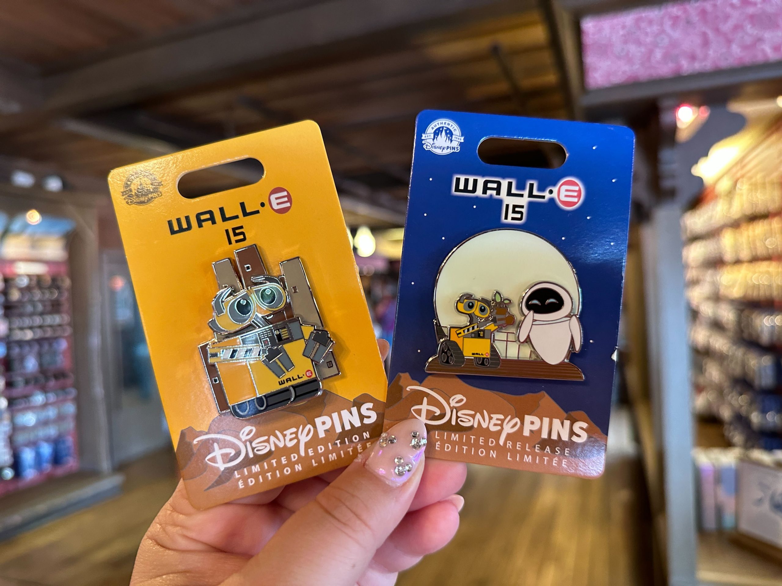 TRADING PIN BOOK FOR DISNEY PINS BAG WALL E / WALL-E EVE HEART FIRE  EXTINGUISHER