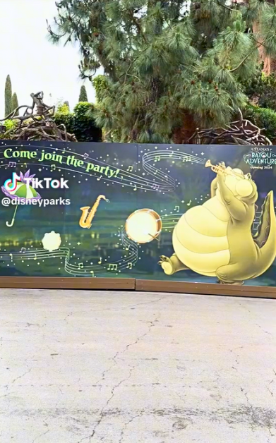 Tiana's Bayou Adventure Mural Disneyland 2023 (2)