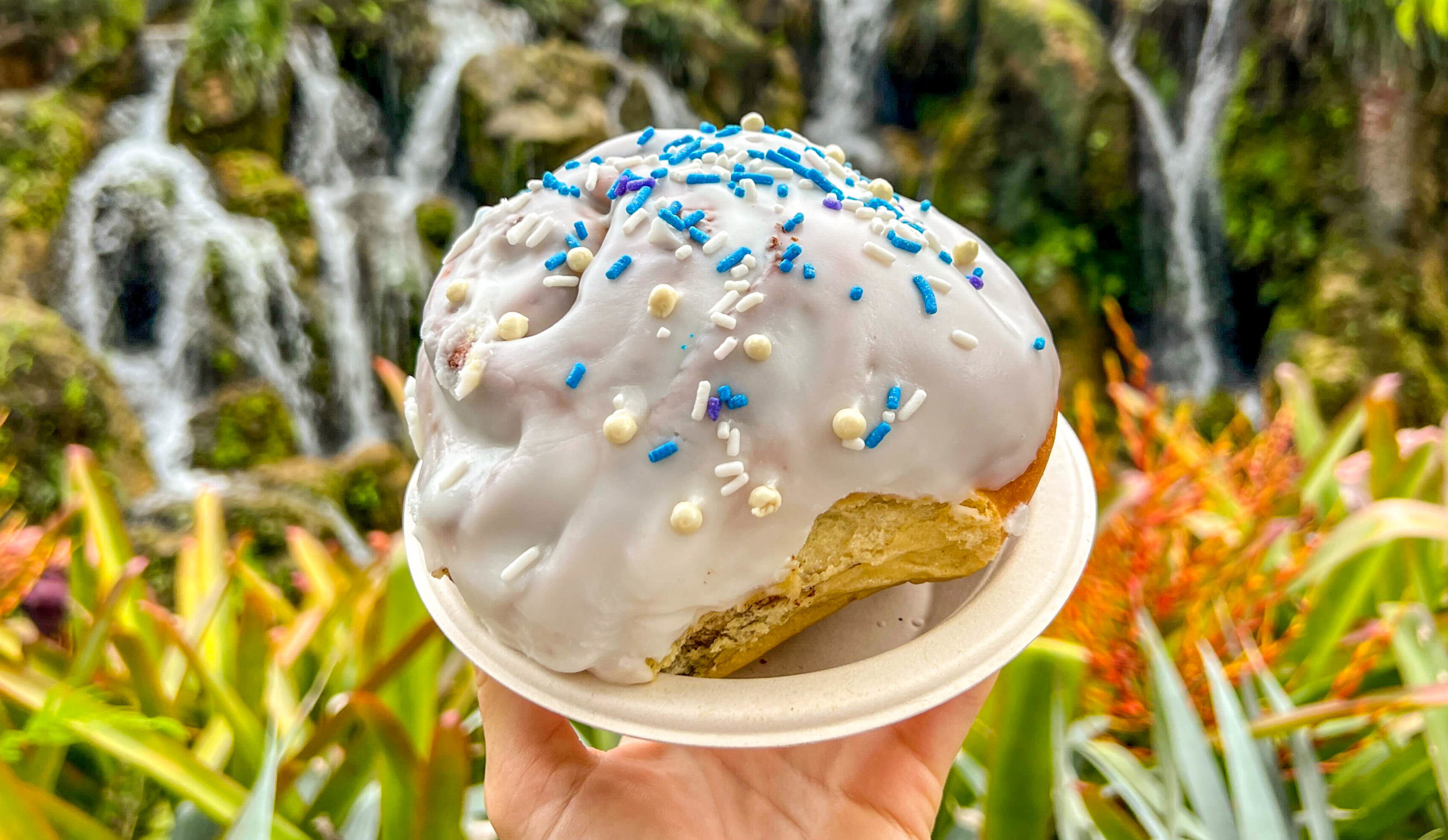 You need to try this Iced Cinnamon Roll Latte in your Disney's Mickey