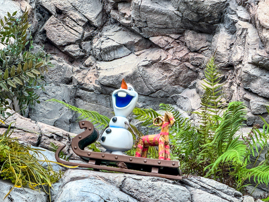2023 EPCOT International Festival of the Holidays Olaf's Holiday Tradition Expedition scavenger hunt