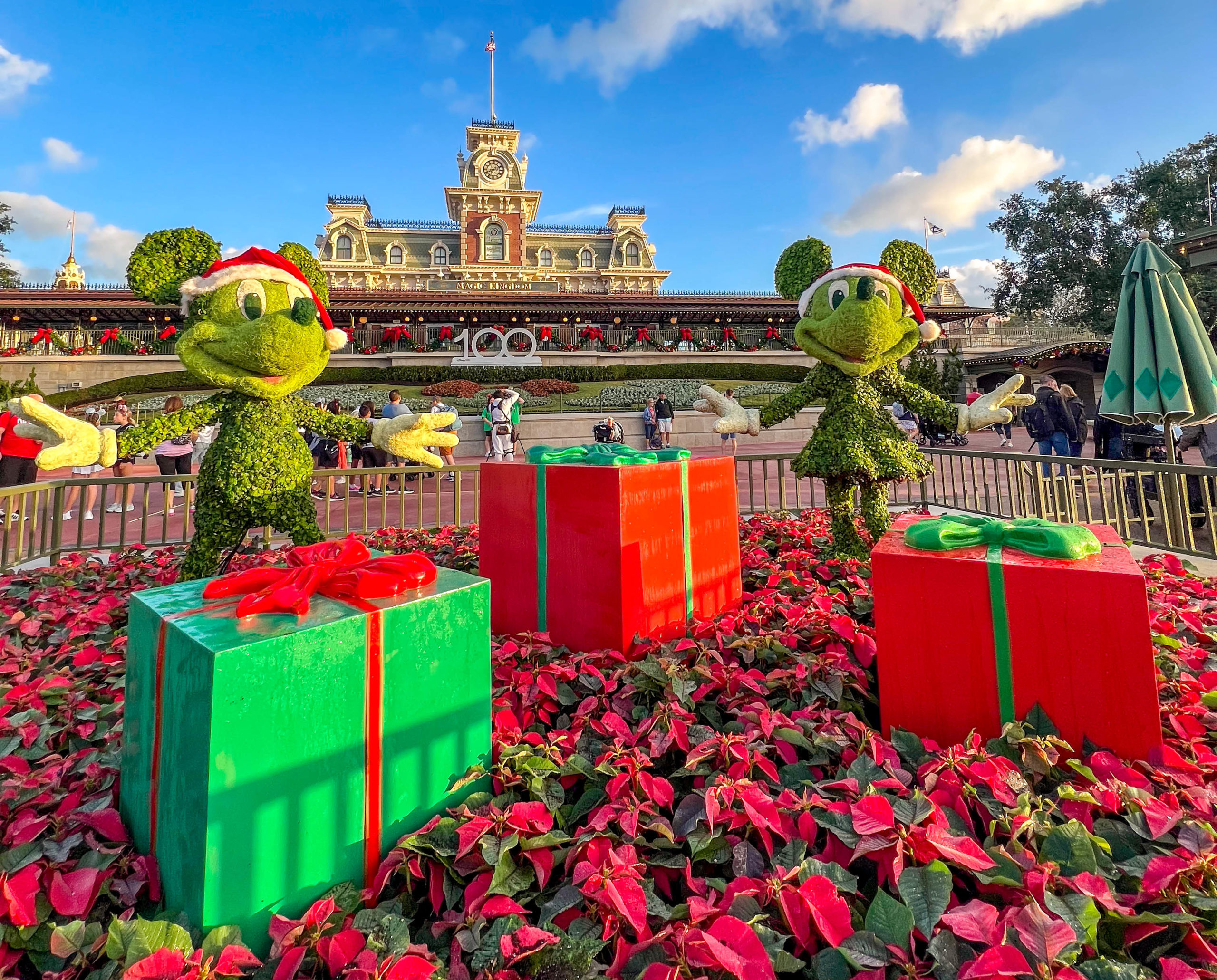 Mickey & Minnie holiday topiaries